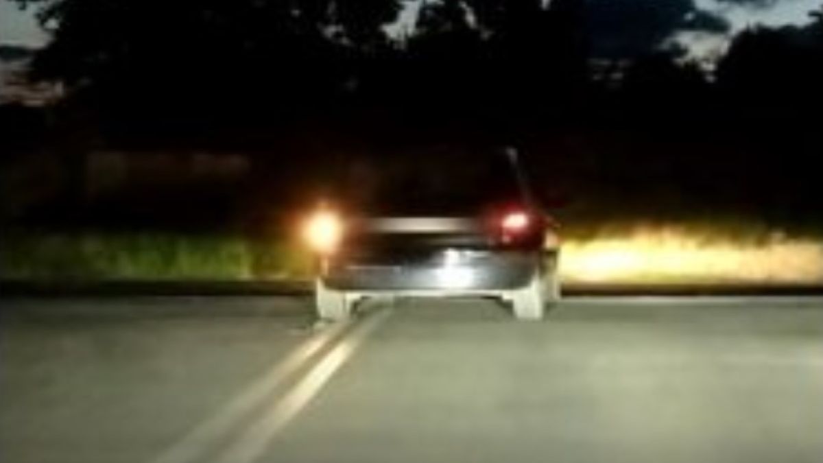 Nieodpowiedzialny kierowca nie tylko nie trzymał się prawej strony jezdni, ale stwarzał zagrożenie, zjeżdżając na lewy pas