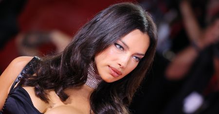 Całkowicie nagie plecy. 40-letnia modelka zrobiła furorę na ściance