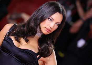 Całkowicie nagie plecy. 40-letnia modelka zrobiła furorę na ściance