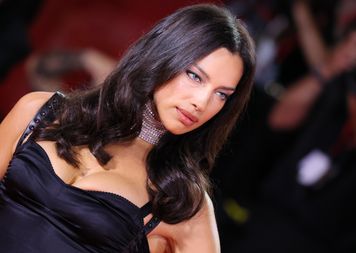 Całkowicie nagie plecy. 40-letnia modelka zrobiła furorę na ściance