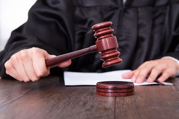 Dolnośląskie: Surowy wyrok za zabójstwo matki i podpalenie kamienicy