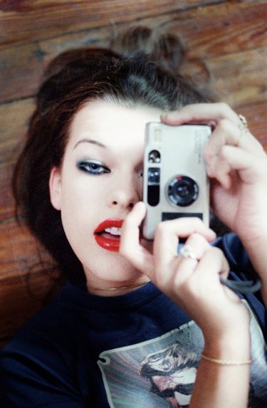 Milla Jovovich z aparatem Contax T2 © Chris Floyd