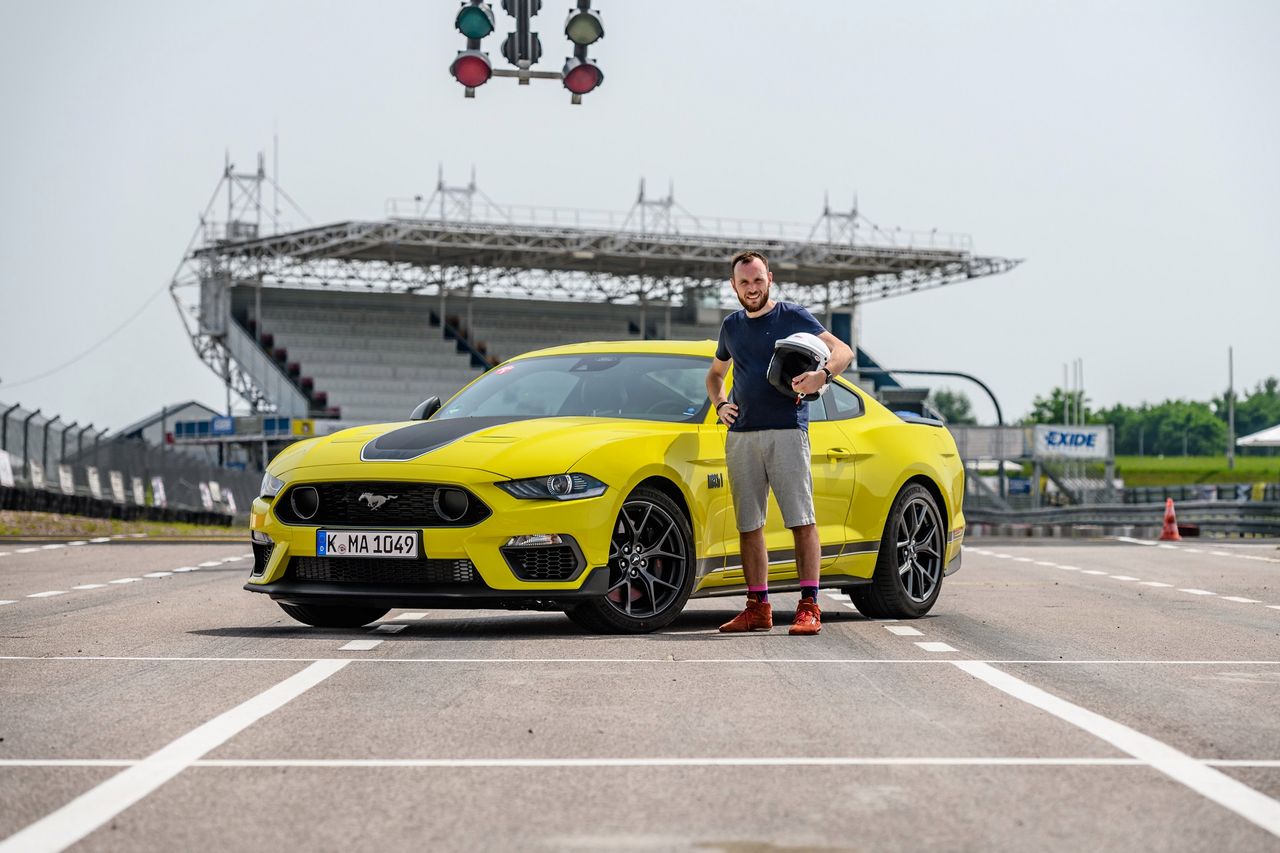 Pierwsza jazda: Ford Mustang Mach 1 na torze, drodze i w scenie jak z amerykańskiego filmu akcji