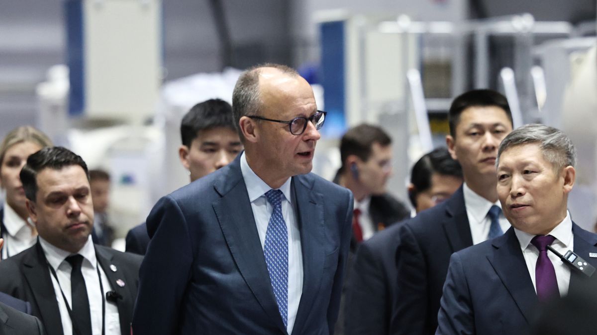 German Chancellor Friedrich Merz (C) walks along the facilities of Siemens Energy during the last day of his official visit to China, in Hangzhou, China, 26 February 2026. EPA/ANDRES MARTINEZ CASARES / POOL Dostawca: PAP/EPA.
