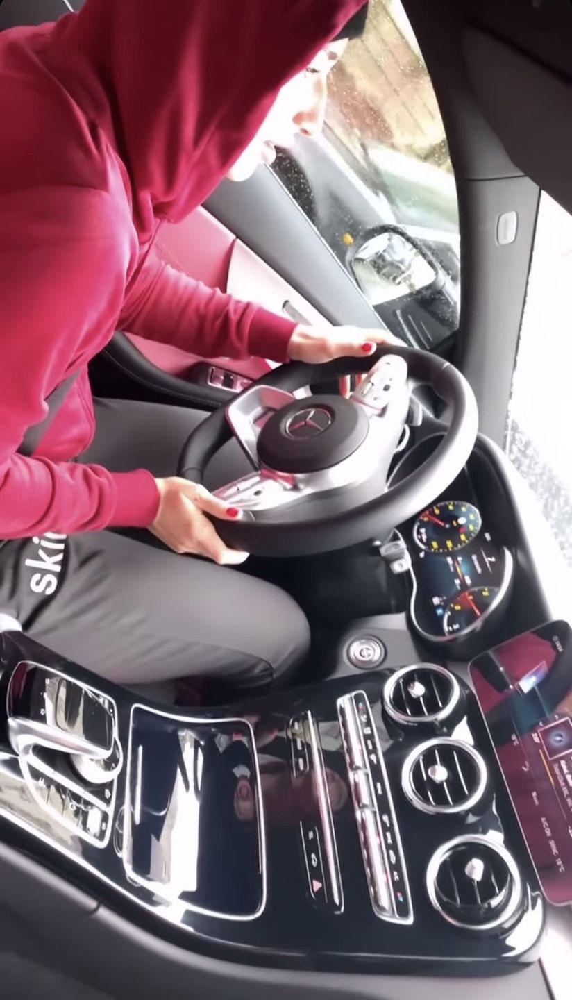 Marta Linkiewicz relacjonuje pierwszą przejażdżkę swoim Mercedesem
