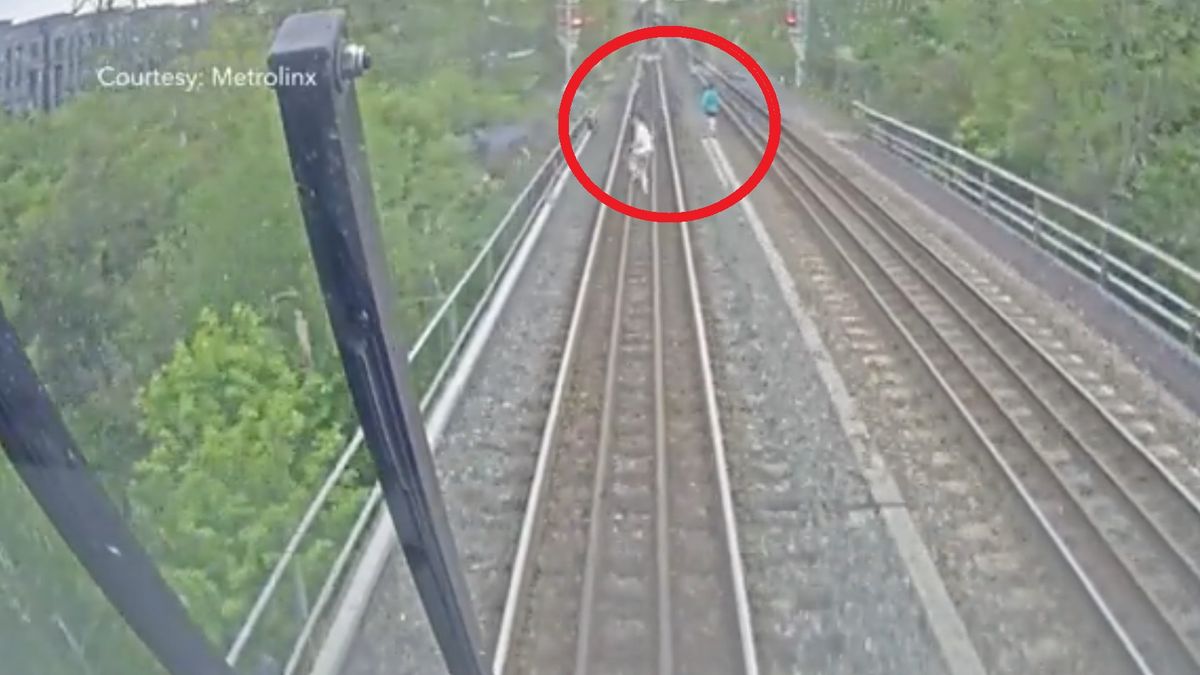 O włos od tragedii. Nagranie z pociągu mrozi krew w żyłach