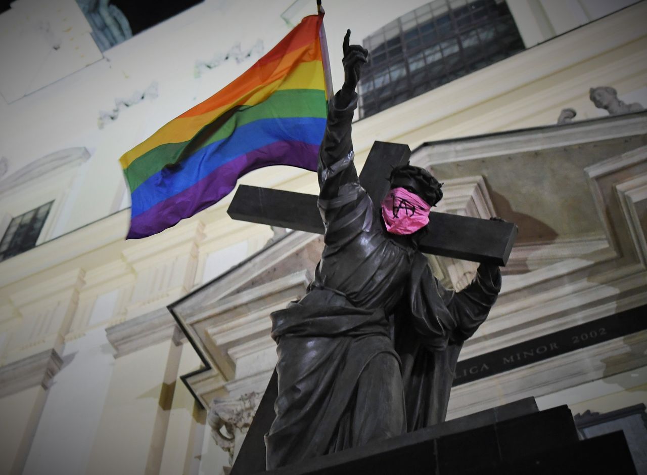 Warszawa. Postępowanie ws. tęczowych flag na pomnikach zostało umorzone