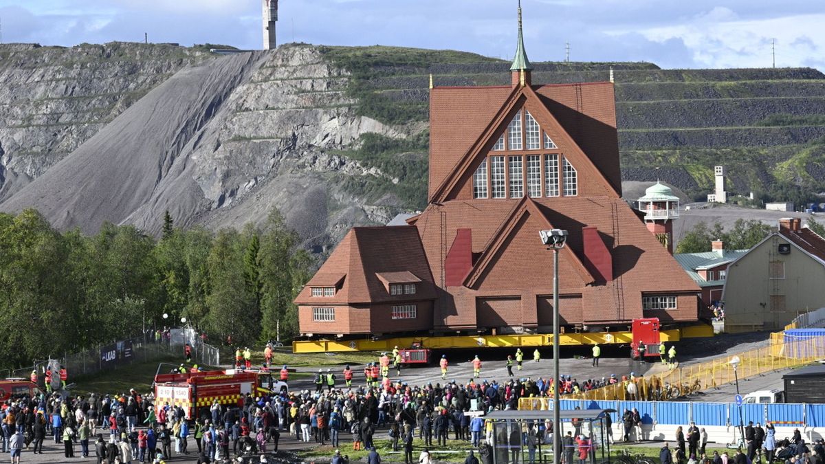 Drewniany kościół w Kirunie jest "przesuwany" w nowe miejsce