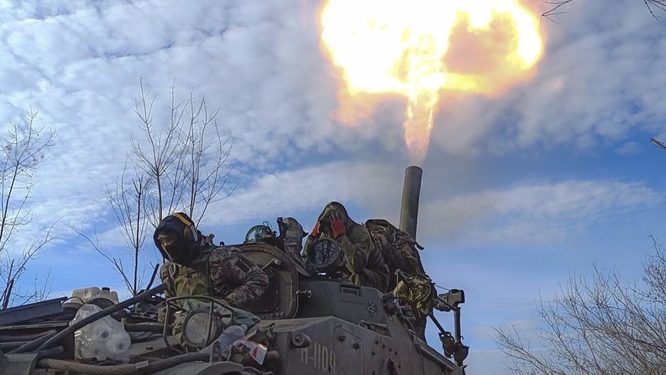 Forces of the self-proclaimed Donetsk People's Republic fire a self-propelled mortar 2S4 'Tulip' not far from Bakhmut, Donetsk region, Ukraine, 01 December 2022. On 24 February 2022 Russian troops entered the Ukrainian territory in what the Russian president declared a 'Special Military Operation', starting an armed conflict that has provoked destruction and a humanitarian crisis. EPA/ALESSANDRO GUERRA Dostawca: PAP/EPA.