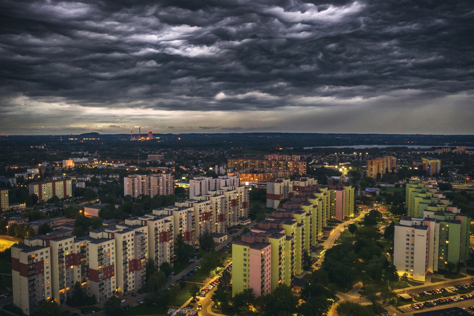 burza chmury miasto nawałnica ulewa