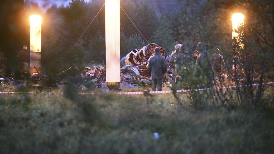 Jewgienij Prigo?yn na li?cie pasa?er�w samolotu, kt�ry rozbi? si? w Rosji
Lamps Illuminate parts of a private jet after a crash near the village of Kuzhenkino, Tver region, Russia, Thursday, Aug. 24, 2023. Russian mercenary leader Yevgeny Prigozhin, the founder of the Wagner Group, reportedly died when a private jet he was said to be on crashed on Aug. 23, 2023, killing all 10 people on board. (AP Photo)