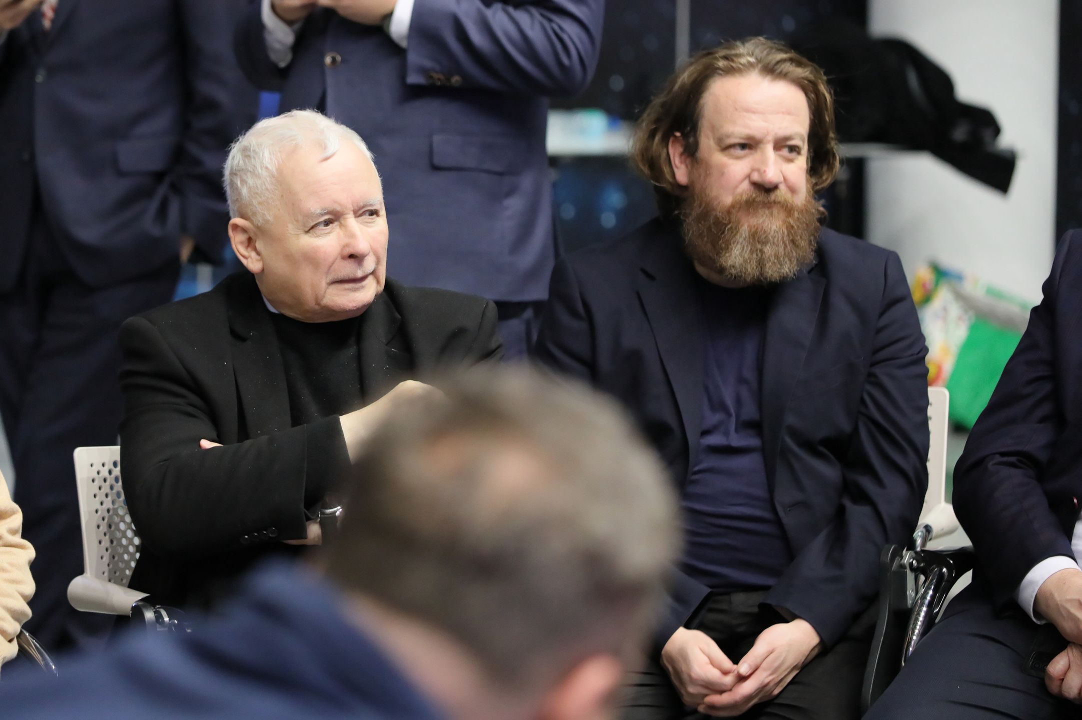 Warszawa, 20.12.2023. Prezes Prawa i Sprawiedliwości Jarosław Kaczyński (L) i prezes zarządu TVP Mateusz Matyszkowicz (P) w budynku TVP przy ulicy Woronicza w Warszawie, 20 bm. Obecność polityków w siedzibie Telewizji Polskiej ma związek z przegłosowaną wczoraj uchwałą Sejmu, zapowiadającą zmiany, jakie w mediach publicznych chce przeprowadzić nowy rząd. (miwi) PAP/Paweł Supernak