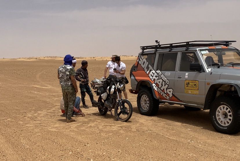 Polscy mechanicy ratują chłopaków na motorkach, którzy z luźnym kołem wybrali się na pustynię