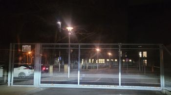 Warszawa: Zamknięta brama przy SP nr 355. Wszystko przez dziki