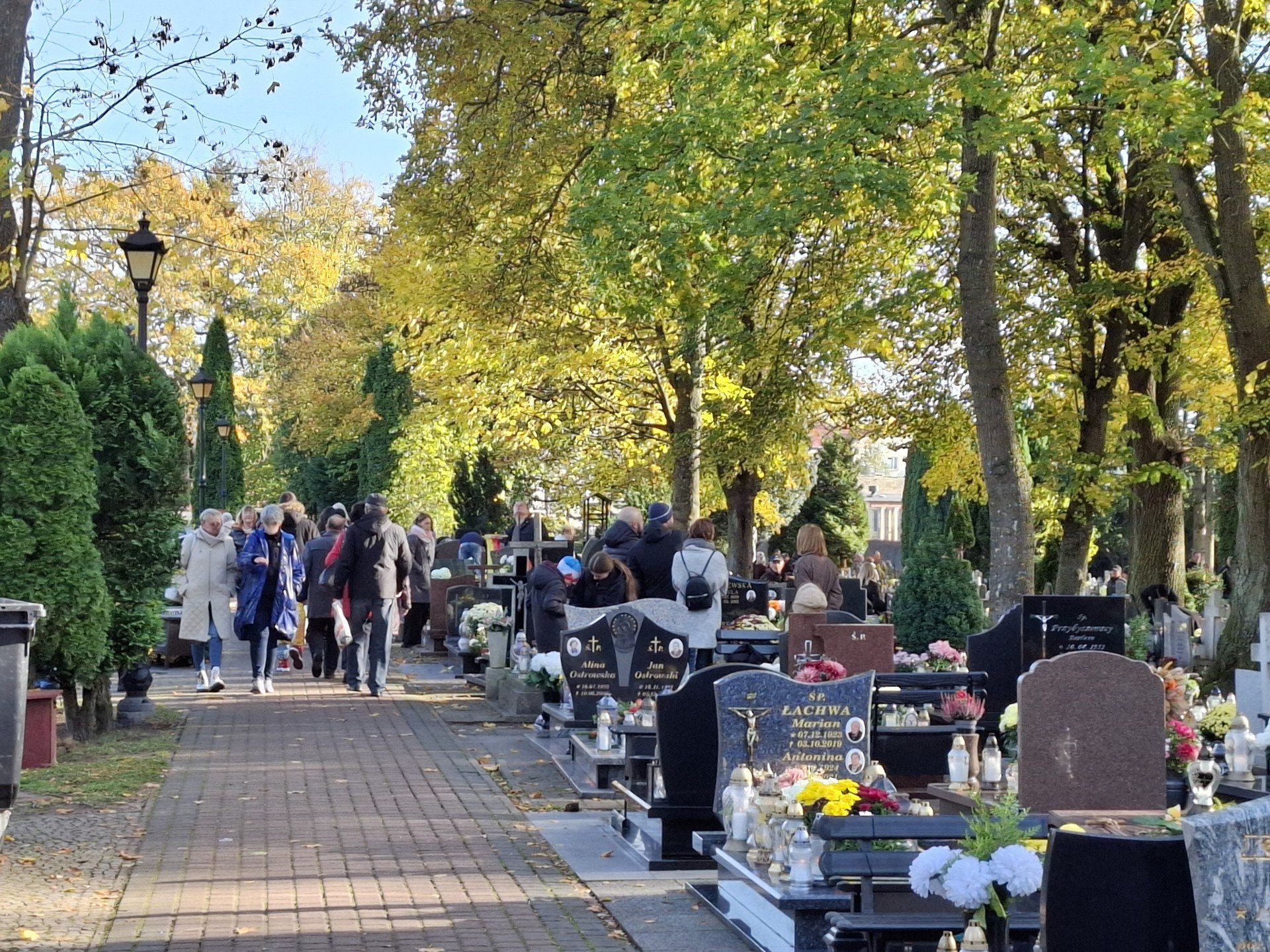 1 listopada na starym cmentarzu w Ustce.