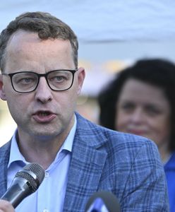 Romanowski rezygnuje z pensji. Nazwał Hołownię "klaunem z TVN-u"