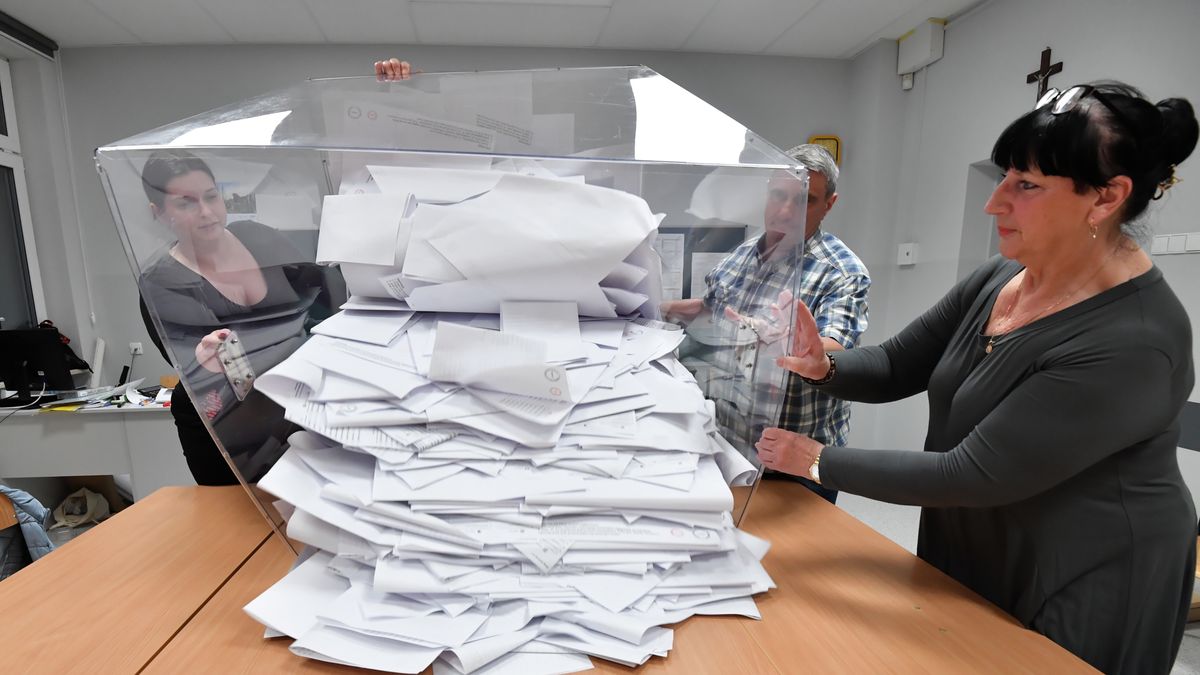 liczenie g�os�w
Gda�sk, 09.06.2024. Wybory do Parlamentu Europejskiego 2024. Liczenie g�os�w w lokalu wyborczym w Gda�sku, 9 bm. Zako�czy�y si� wybory do Parlamentu Europejskiego. (mr) PAP/Andrzej Jackowski
Andrzej Jackowski
eurowybory, eurowybory 2024, g�os, g�osy, komisja, liczenie, liczenie g�os�w, liczy�, lokal wyborczy, parlamentu europejskiego, urna, wybory, zako�czenie