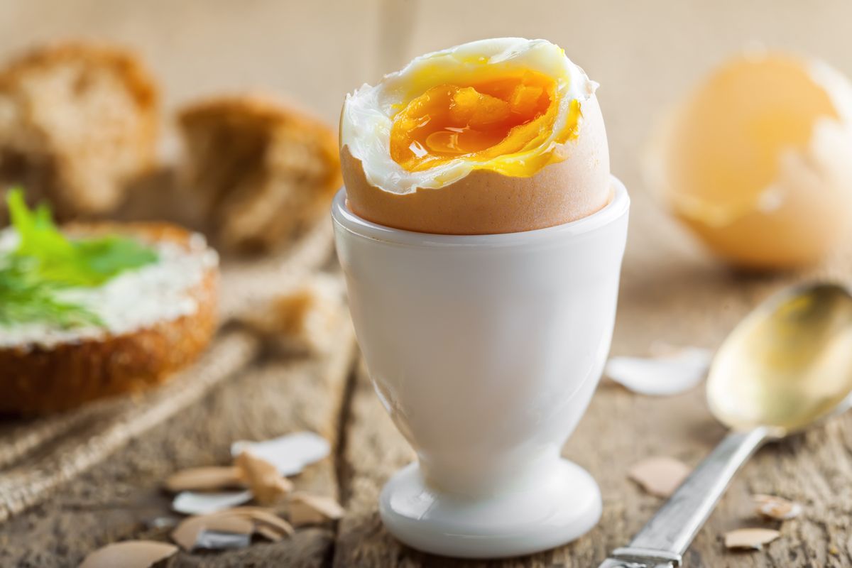Idealne jajko na miękko ma płynne żółtko i ścięte białko.