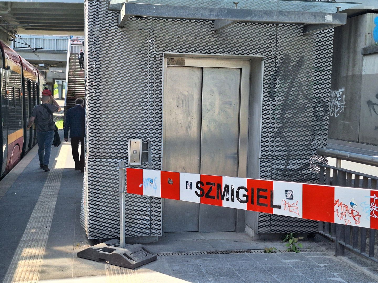 Zdewastowana winda na alei Mickiewicza przy Żeromskiego