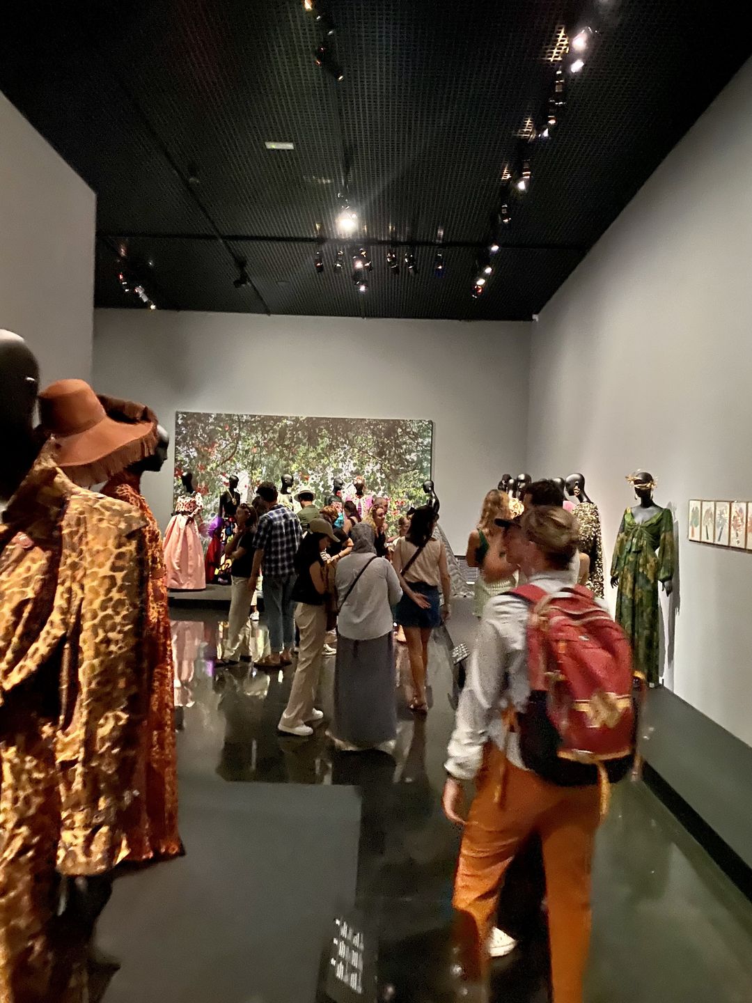 Zatłoczone Muzeum Yves Saint Laurent