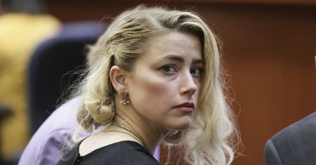 To tam liże rany. Amber Heard zaszyła się na pustyni