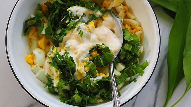Pasta jajeczna z czosnkiem niedźwiedzim