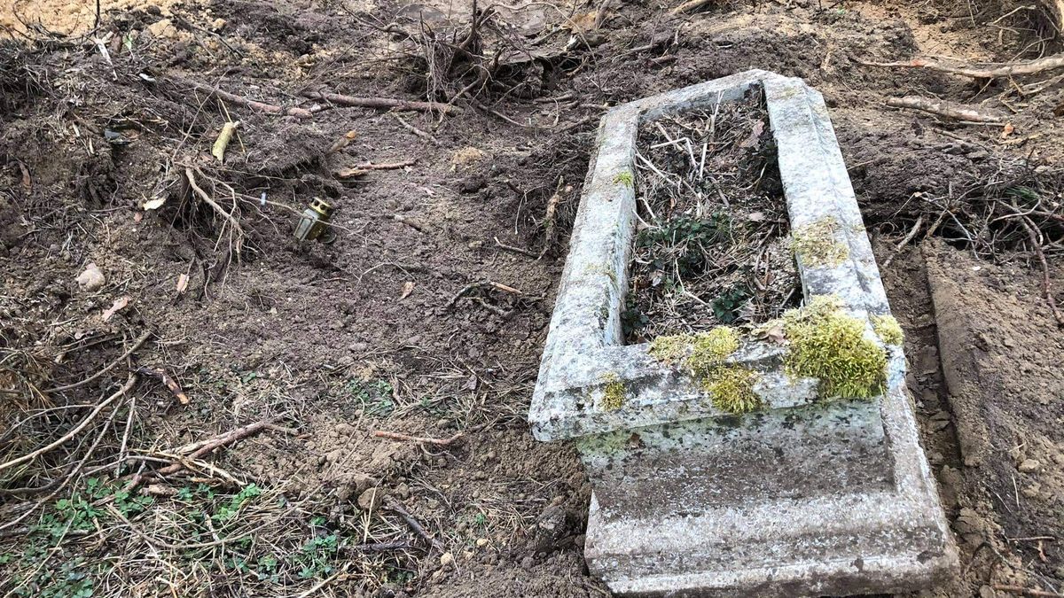 Zniszczony cmentarz w Nowej Wsi Ełckiej 