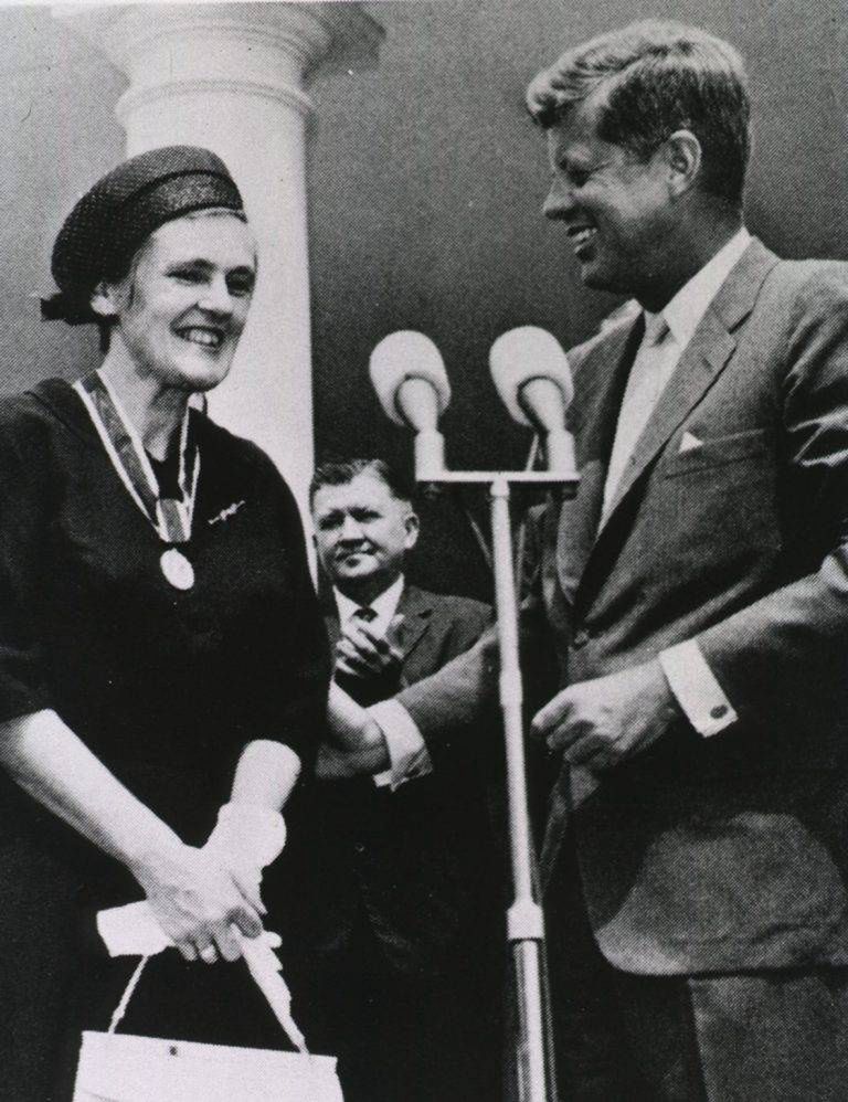 Frances Oldham Kelsey i prezydent John F. Kennedy

