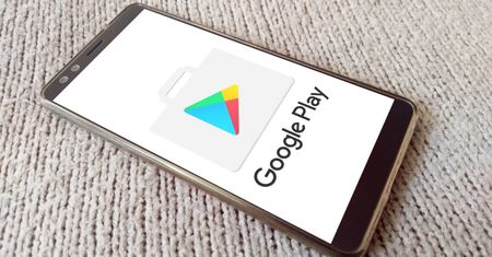 Google Sklep Play sam zainstaluje aplikacje po premierze. Wystarczy się zarejestrować