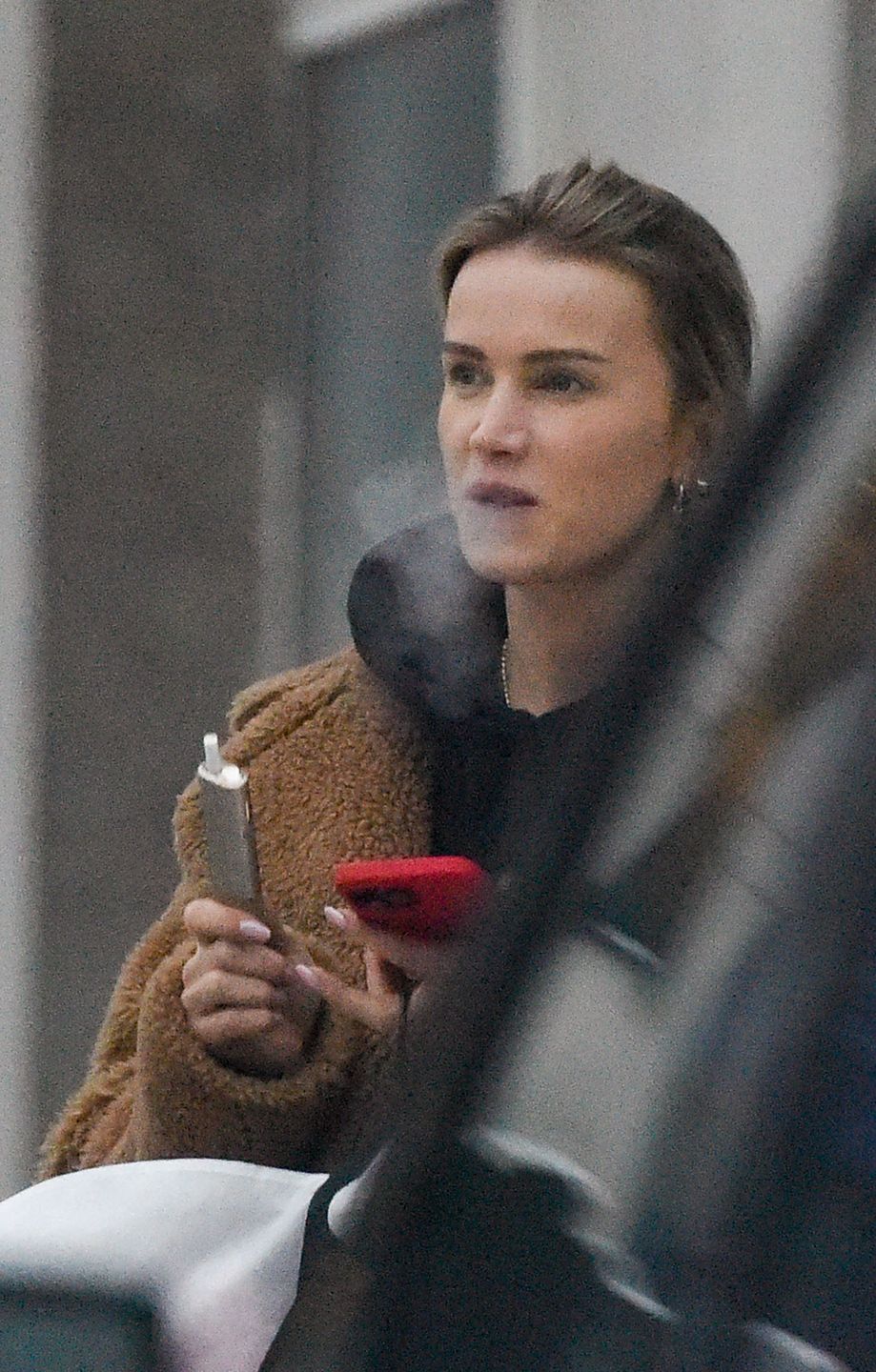 Maffashion zaspokaja głód nikotynowy przed butikiem Macieja Zienia