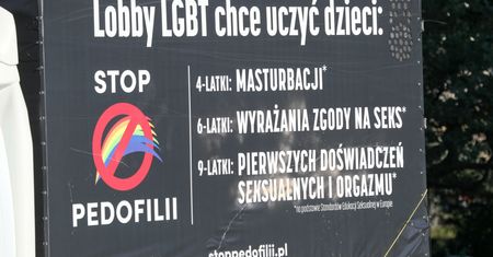 Bydgoszcz. Lekarz obrzucił jajkami baner anty-LGBT. Został ukarany