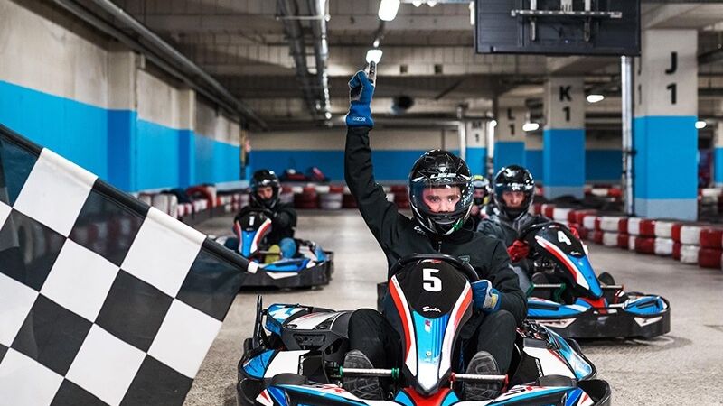 kierowcy w gokartach cartmax