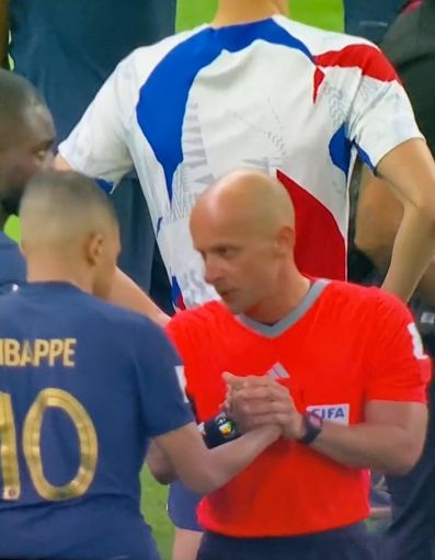 Szymon Marciniak i Kylian Mbappe