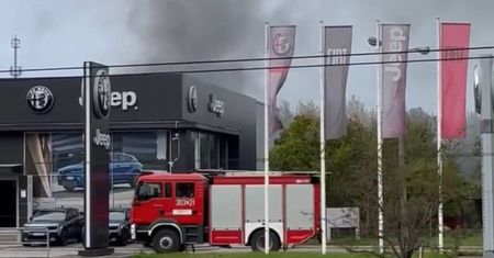 Pożar na terenie salonu samochodowego przy ul. Mełgiewskiej w Lublinie. Spłonęły dwa auta [WIDEO]