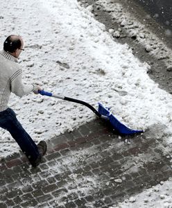 Odśnieżanie chodników. Oto ile kosztuje usługa, która uchroni cię od kary