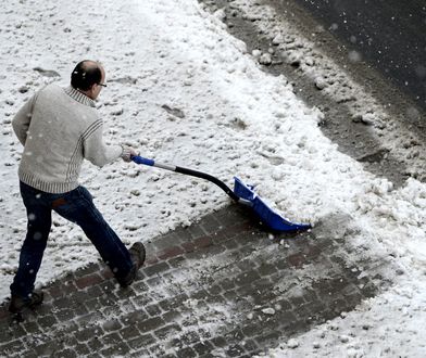 Odśnieżanie chodników. Oto ile kosztuje usługa, która uchroni cię od kary