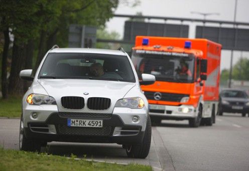 BMW samo zatrzyma się na poboczu i wezwie karetkę