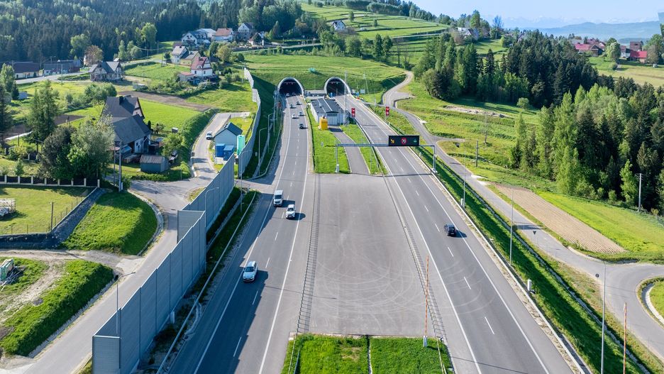 Turyści jadący w góry najczęściej pokonują tunel na Zakopiance