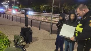 Ciężarna z dziećmi koczowała na ulicy. Wcześniej uciekła od partnera