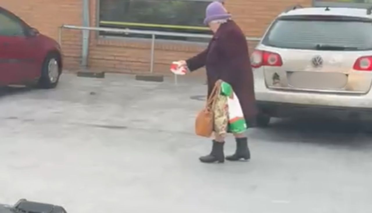 Seniorka szła przy Netto. 600 tys. wyświetleń. Sami zobaczcie