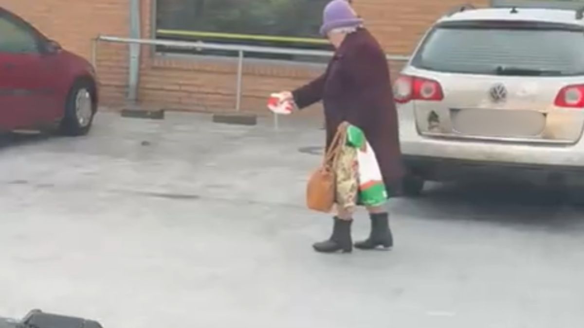 Kobieta kupiła sól i zaczęła posypywać drogę.