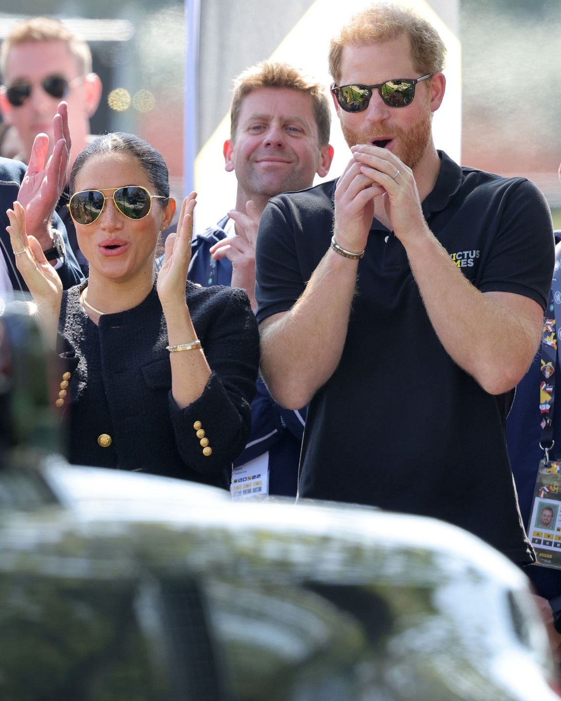 Meghan Markle szczerzy zęby przed kamerami Netfliksa na zawodach sportowych