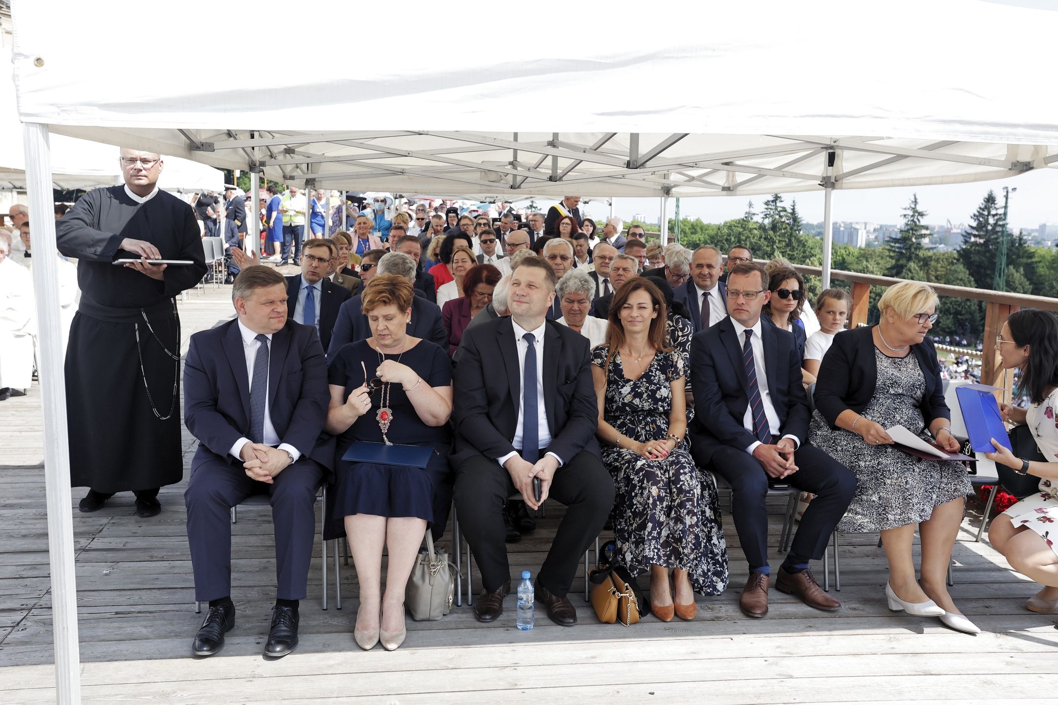 Częstochowa, 11.07.2021. Minister edukacji i nauki Przemysław Czarnek (C), szef Kancelarii Prezydenta RP Grażyna Ignaczak-Bandych (2P) oraz wiceminister obrony narodowej Wojciech Skurkiewicz (2L) podczas mszy świętej w ramach głównych uroczystości XXX Pielgrzymki Rodziny Radia Maryja na Jasnej Górze, 11 bm. (jm) PAP/Waldemar Deska