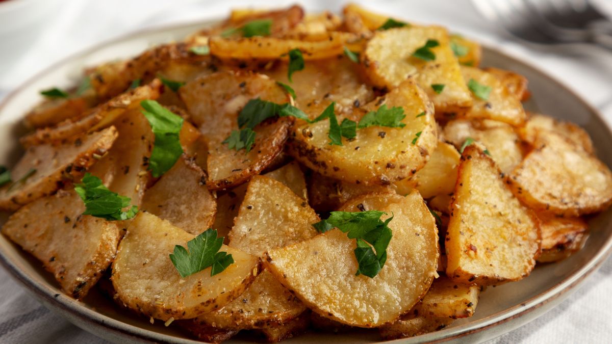 Ziemniaki kroję w półplasterki i zapiekam z parmezanem 