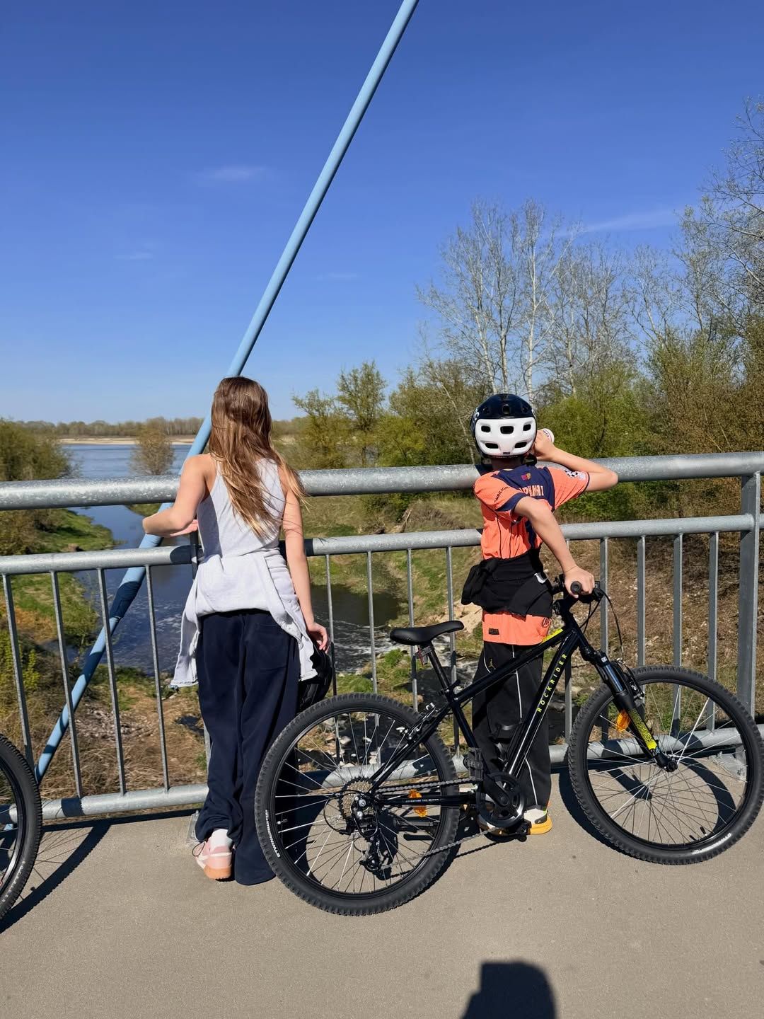 Sebastian Karpiel-Bułecka zabrał pociechy na rowery