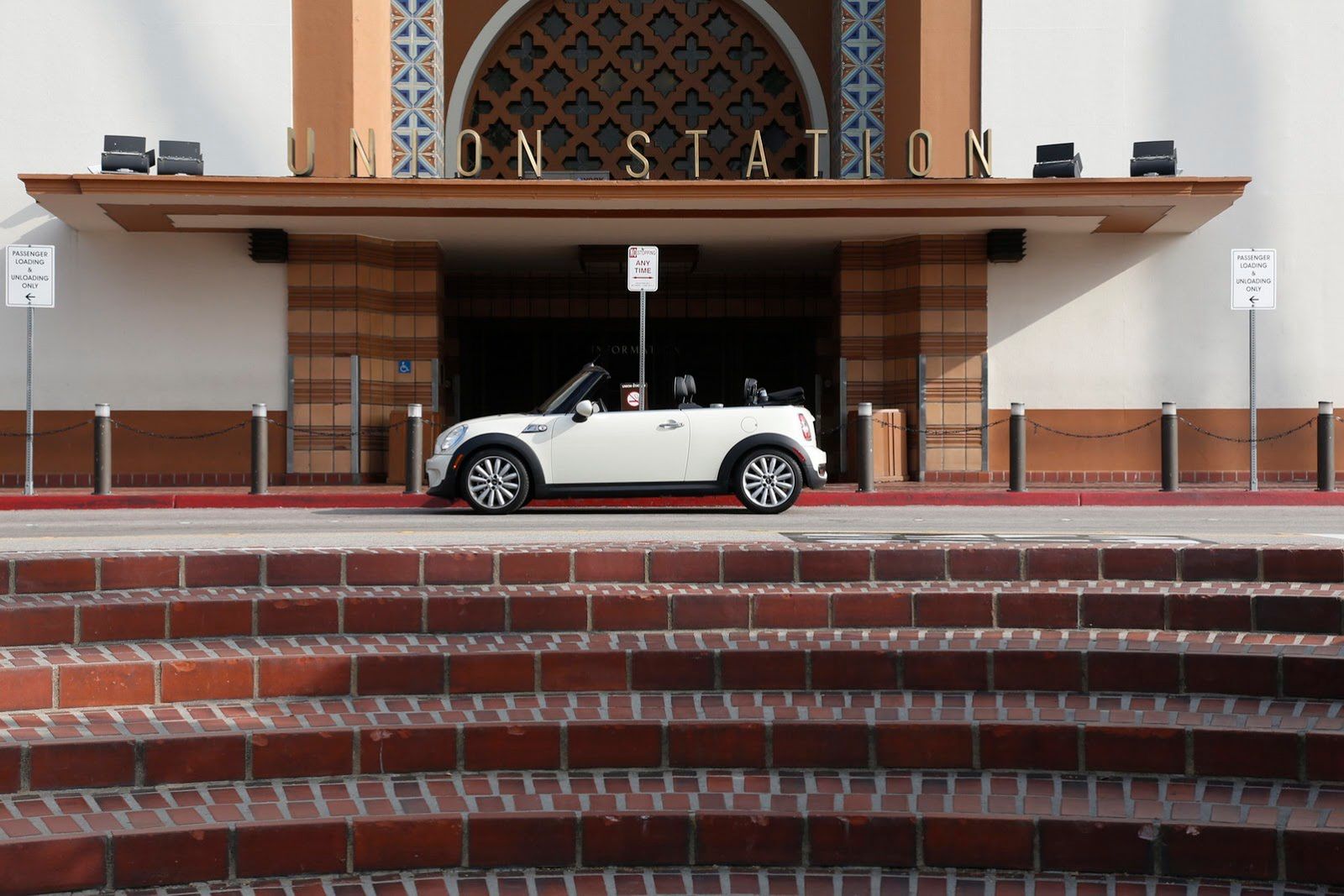 Galeria Mini jako celebracja sprzedaży półmilionowego egzemplarza w USA 104