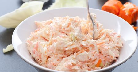 Znany kucharz dodaje nietypowy składnik do surówki coleslaw. Robi furorę na stole
