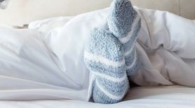 Czy spanie w skarpetkach jest zdrowe? (WIDEO)