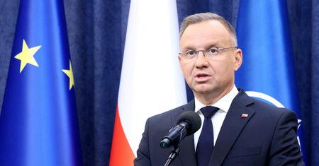 Wiceminister zakpił z Dudy. "Podpisywał, aż mu się długopis grzał"