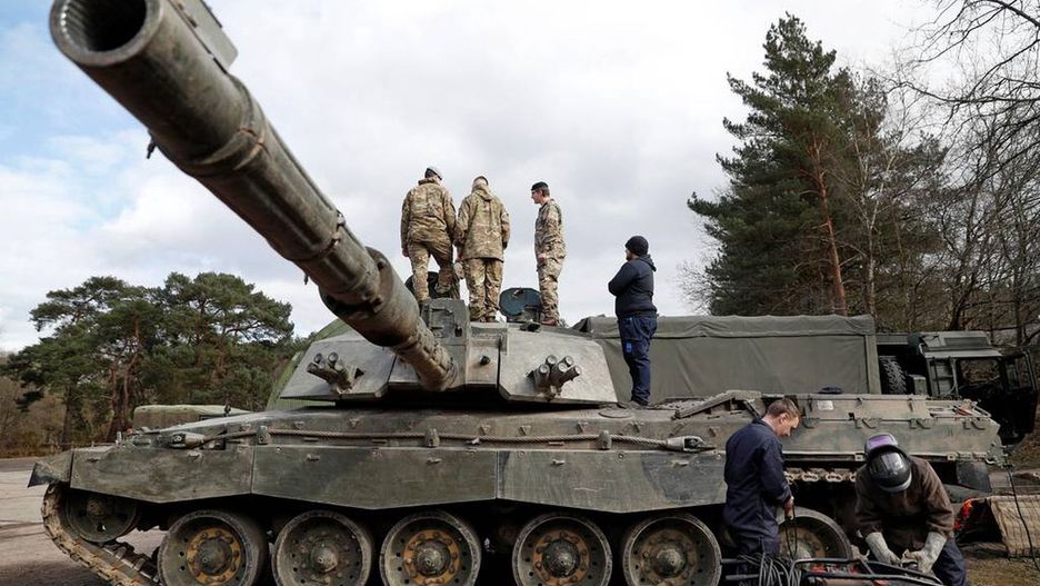 Żołnierze z czołgiem podstawowym Challenger 2 podczas ćwiczeń.